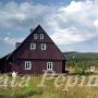 Hnojový dům, typická jizerskohorská dřevěná chalupa s černým nátěrem a vysokou střechou do špičky, dostal skutečně název podle hnoje. Horské stavení, postavené na přelomu 17. a 18. století, nejprve sloužilo jako běžné obydlí. Po kolektivizaci v něm ovšem zemědělci ustájili stádo krav...<br /><br />    Zdroj: http://cestovani.idnes.cz/igcechy.aspx?r=igcechy&c=A051201_130456_igcechy_tom
